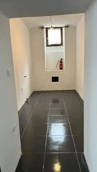 Frisch renovierte Lager- oder Gewerbefläche nahe Kardinal-Nagl-Platz