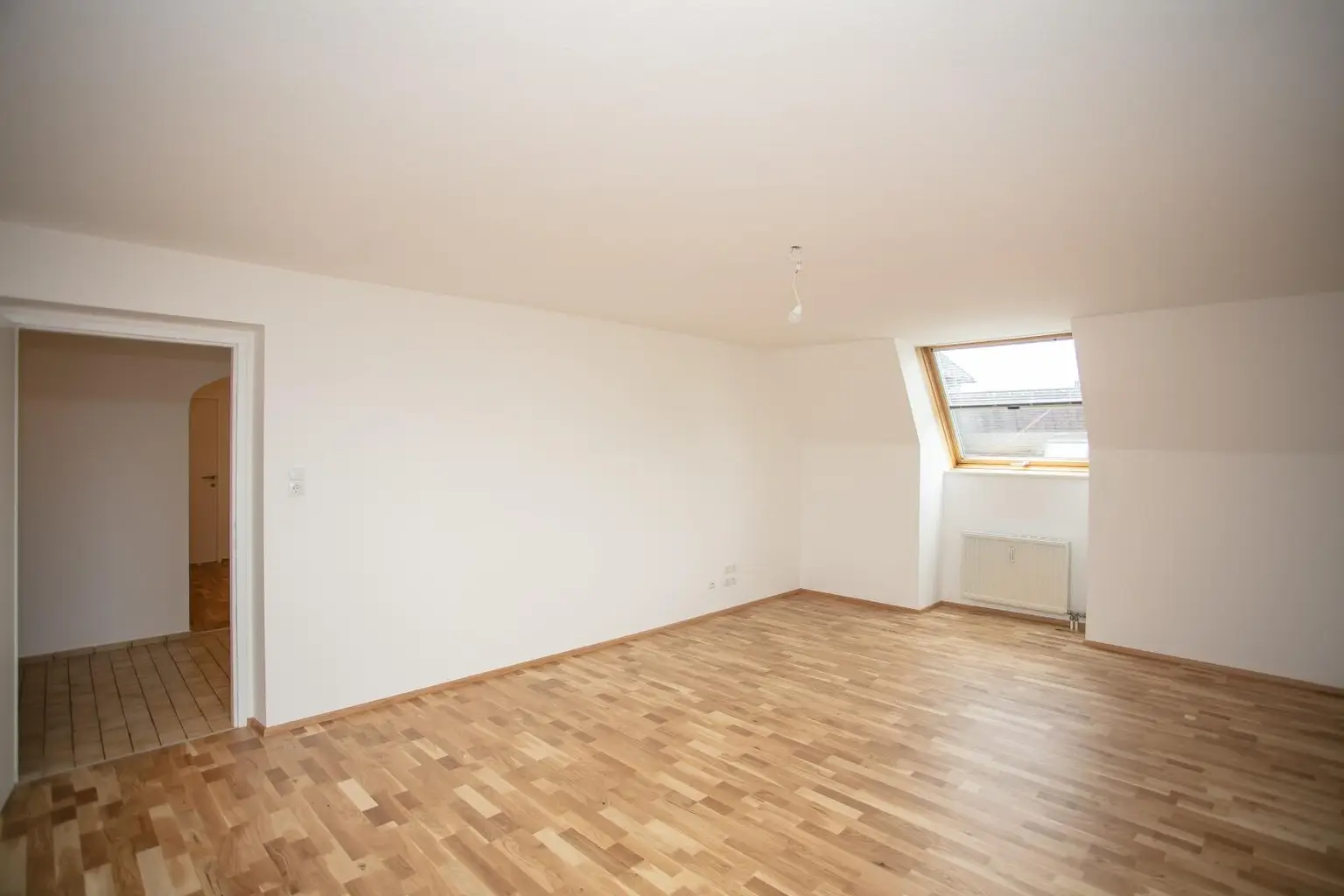 Neu adaptierte DG-Wohnung mit Terrasse und Tiefgarage