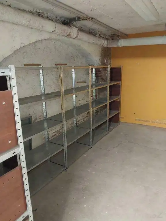 Geschäftslokal mit Verkaufsraum, Büroräumen, Lagerräumen im UG und Parkplätzen bei Dietrichsteinplatz zu vermieten!