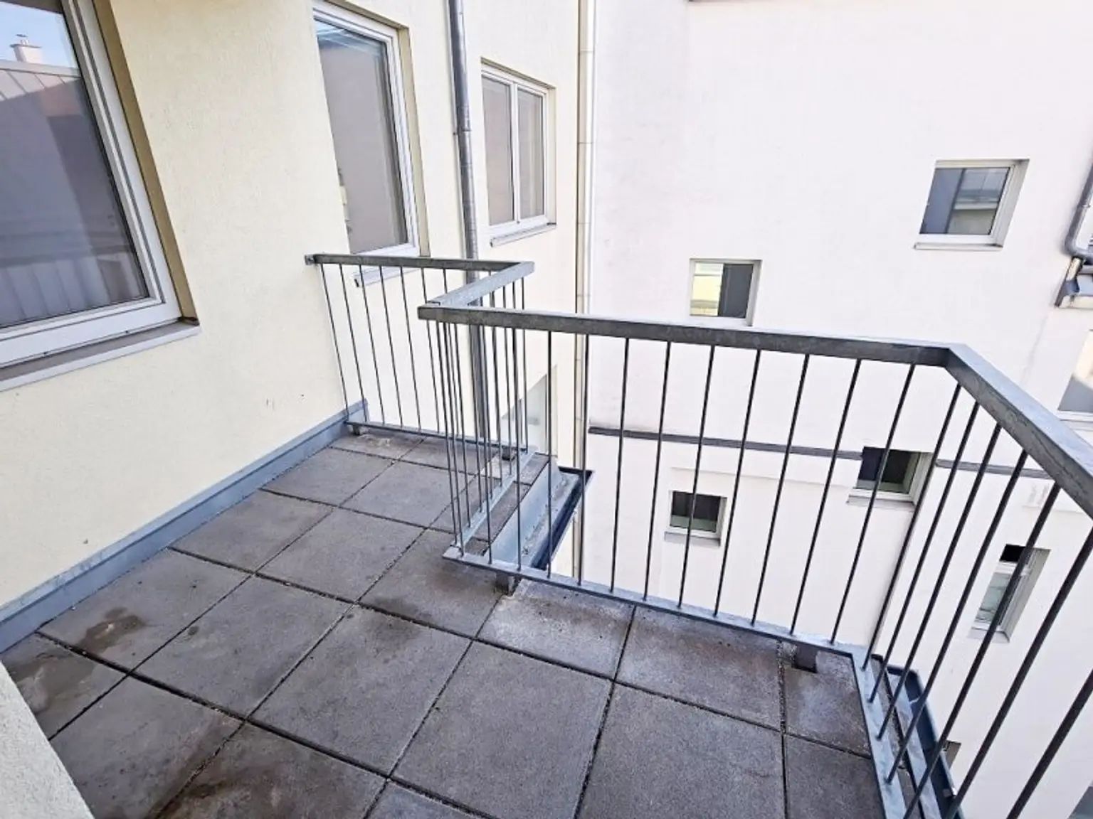 DACHGESCHOSS, gepflegte 103 m2 Neubau mit Loggia und Balkon, Wohnküche, 3 Zimmer, Wannenbad, Parketten, Holbeingasse