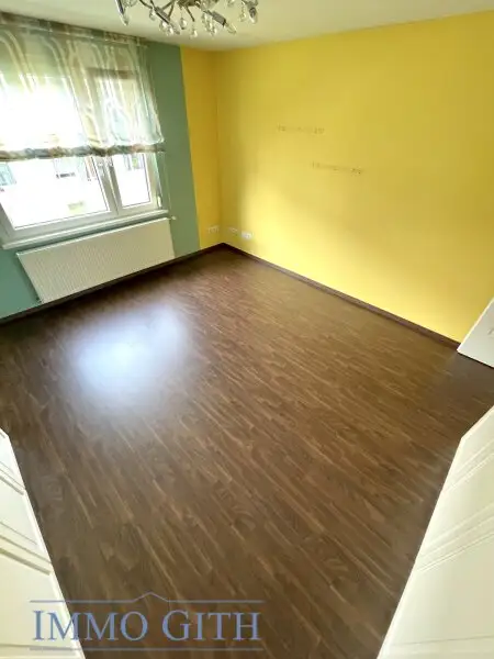 LICHTDURCHFLUTETE CA. 80 m² GROSSE 3-ZIMMER-WOHNUNG MIT BALKON IN GRÜNRUHELAGE VON POTTENSTEIN ZU KAUFEN!