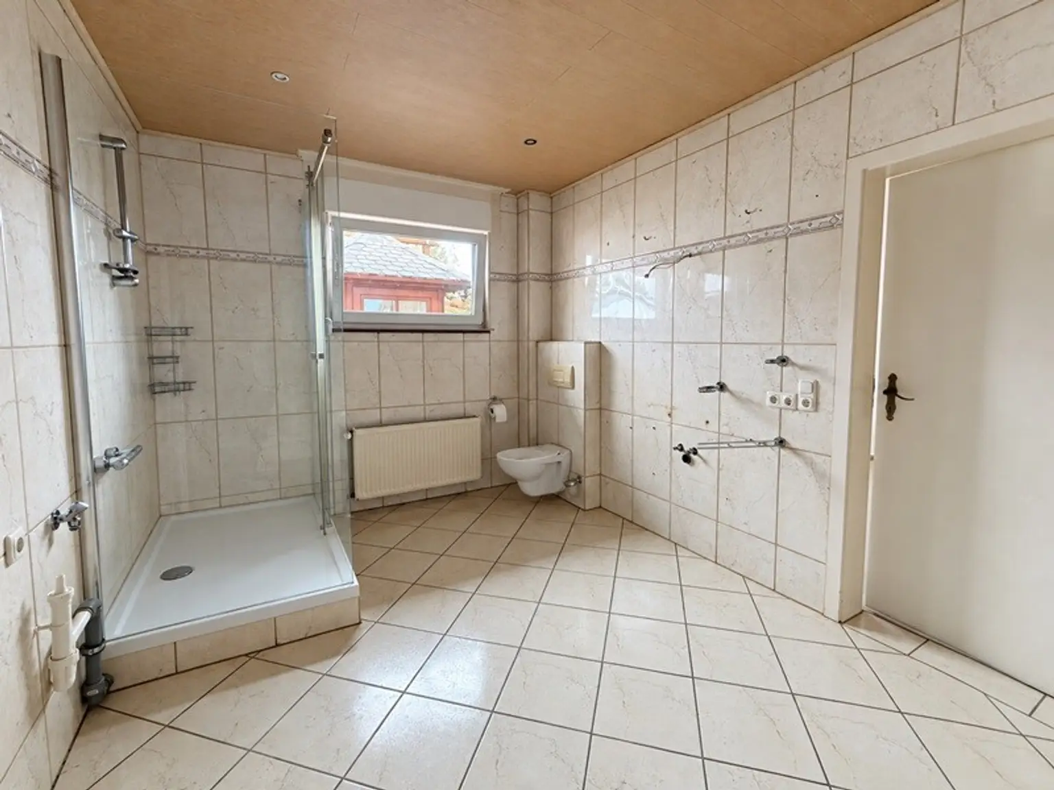 großes Badezimmer mit Dusche, WC und Waschbecken