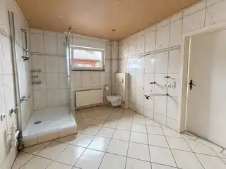 großes Badezimmer mit Dusche, WC und Waschbecken