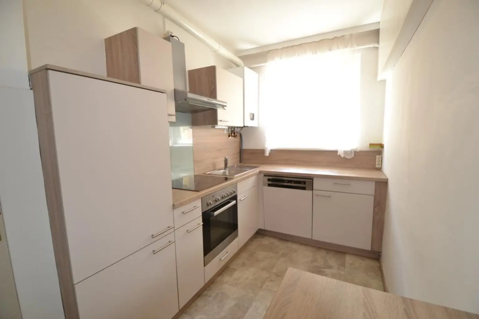 Zentrale 2-Zimmer-Wohnung mit möblierter Küche!