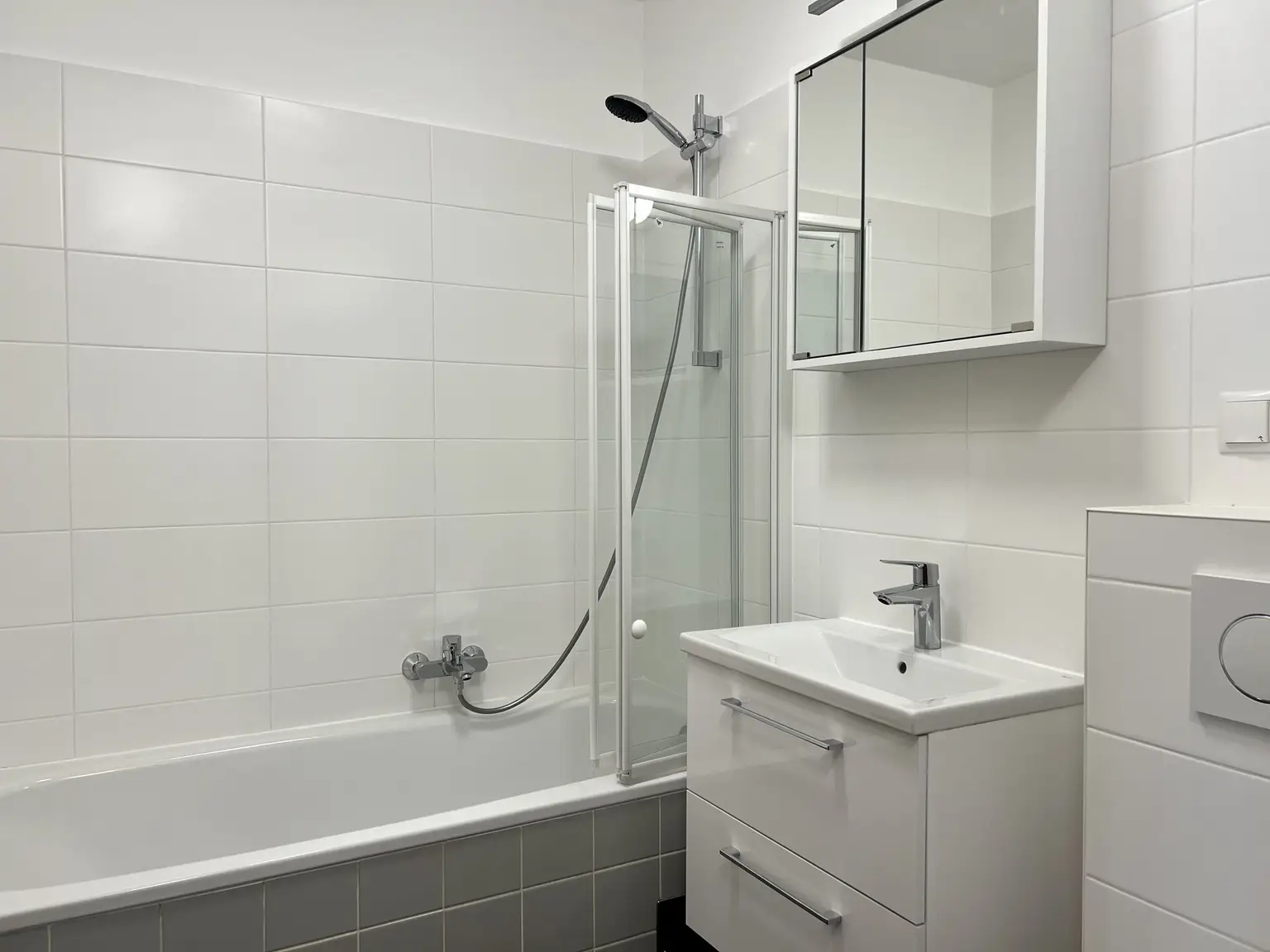 Bad mit Wanne und Waschmaschinenanschluss