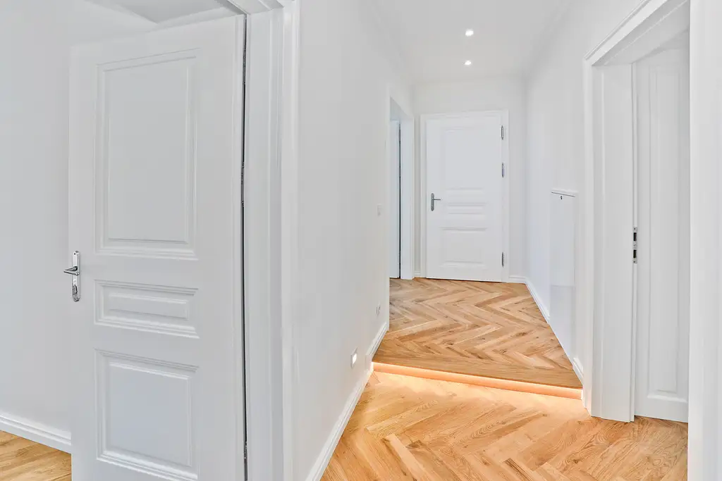 Großzügiges Wohnen im Altbau: 3 Zimmer mit Loggia und viel Licht - VIEVIENNE