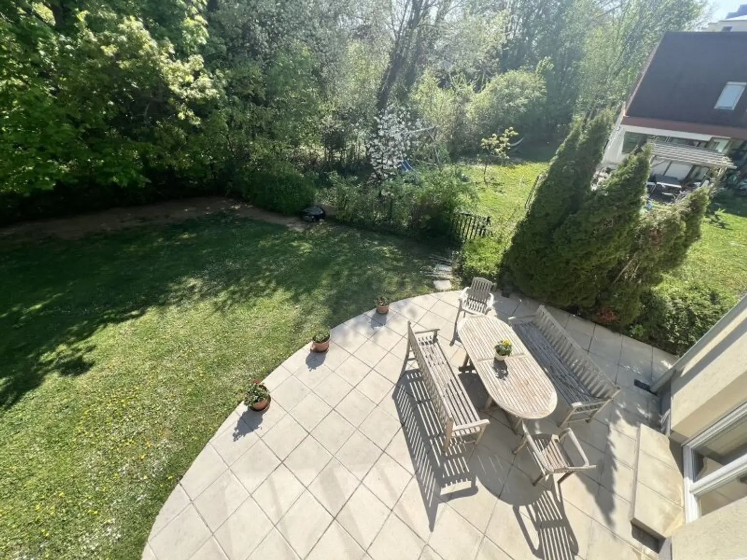 Moderne, zentrumsnahe Familienvilla mit großem Garten in gefragter Grünruhelage (!)