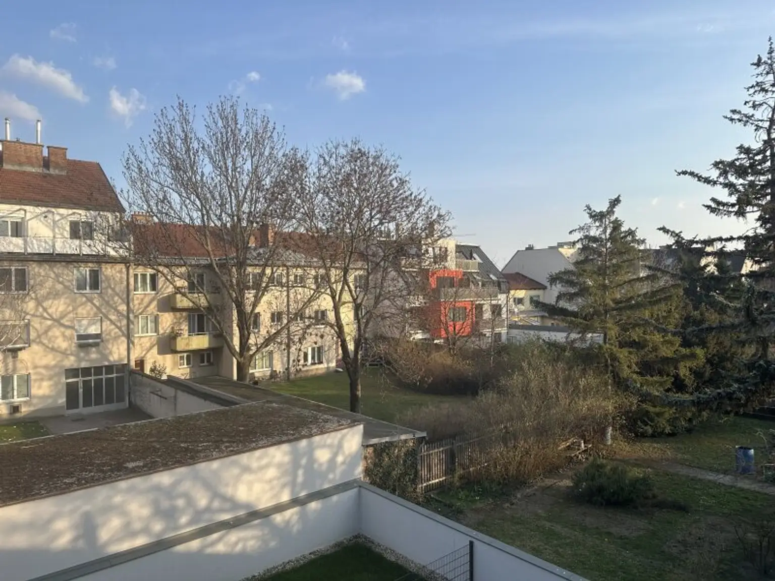 Blick nach Aussen vom Balkon