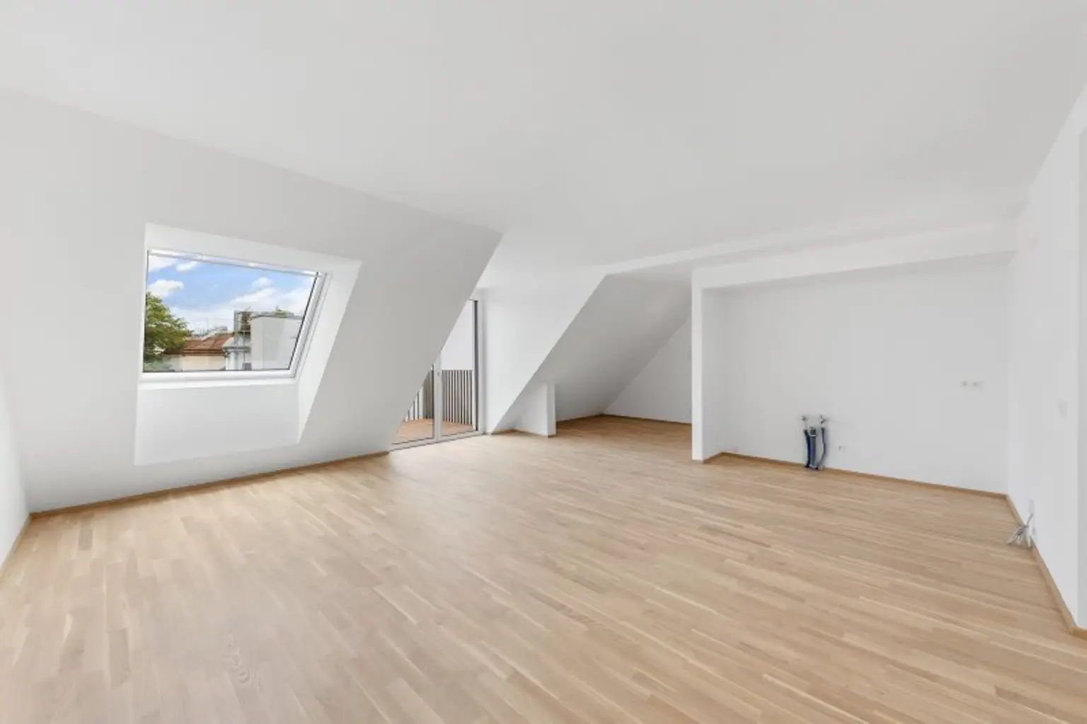 3-Zimmer-Dachgeschosswohnung (Massivbauweise) mit Balkon in generalsaniertem Altbau