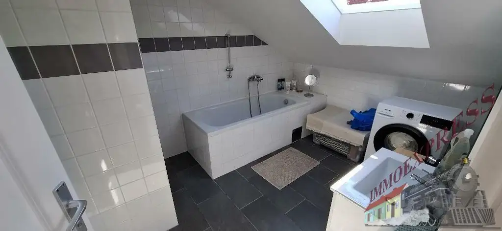 Wunderschöne Dachwohnung mit Klimaanlage in der Märzstraße Nähe S-Bahn - Einzug 1.12.25 unbefristeter Mietvertrag! Kein Lift im Haus!!!