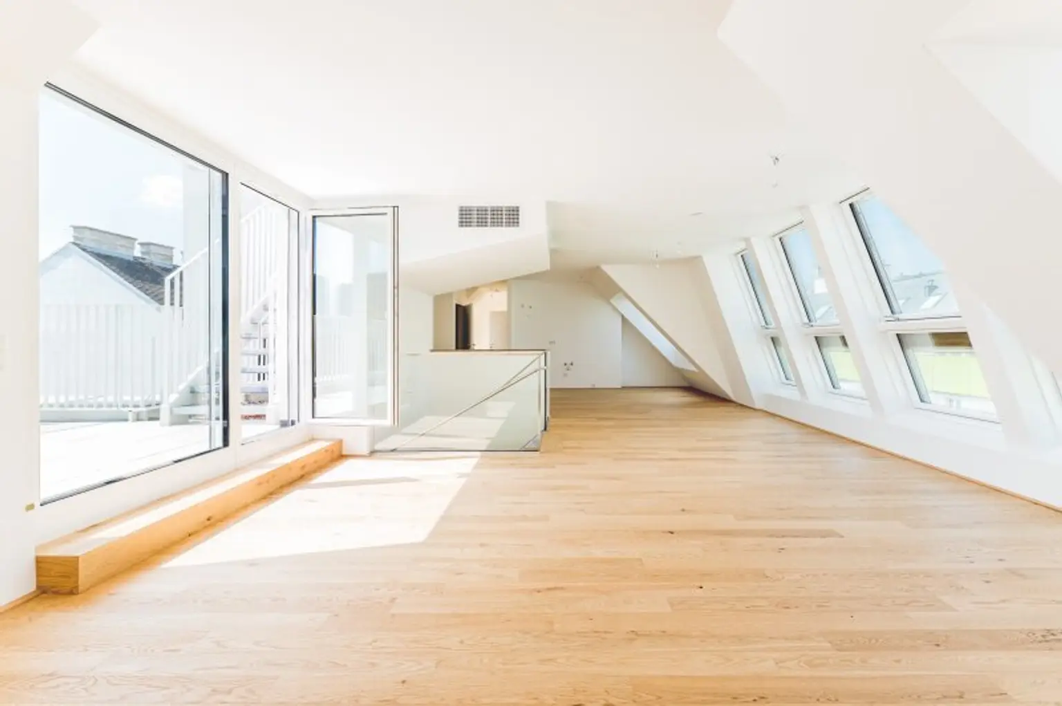 Lichtdurchflutete Wohnküche mit Terrassenzugang