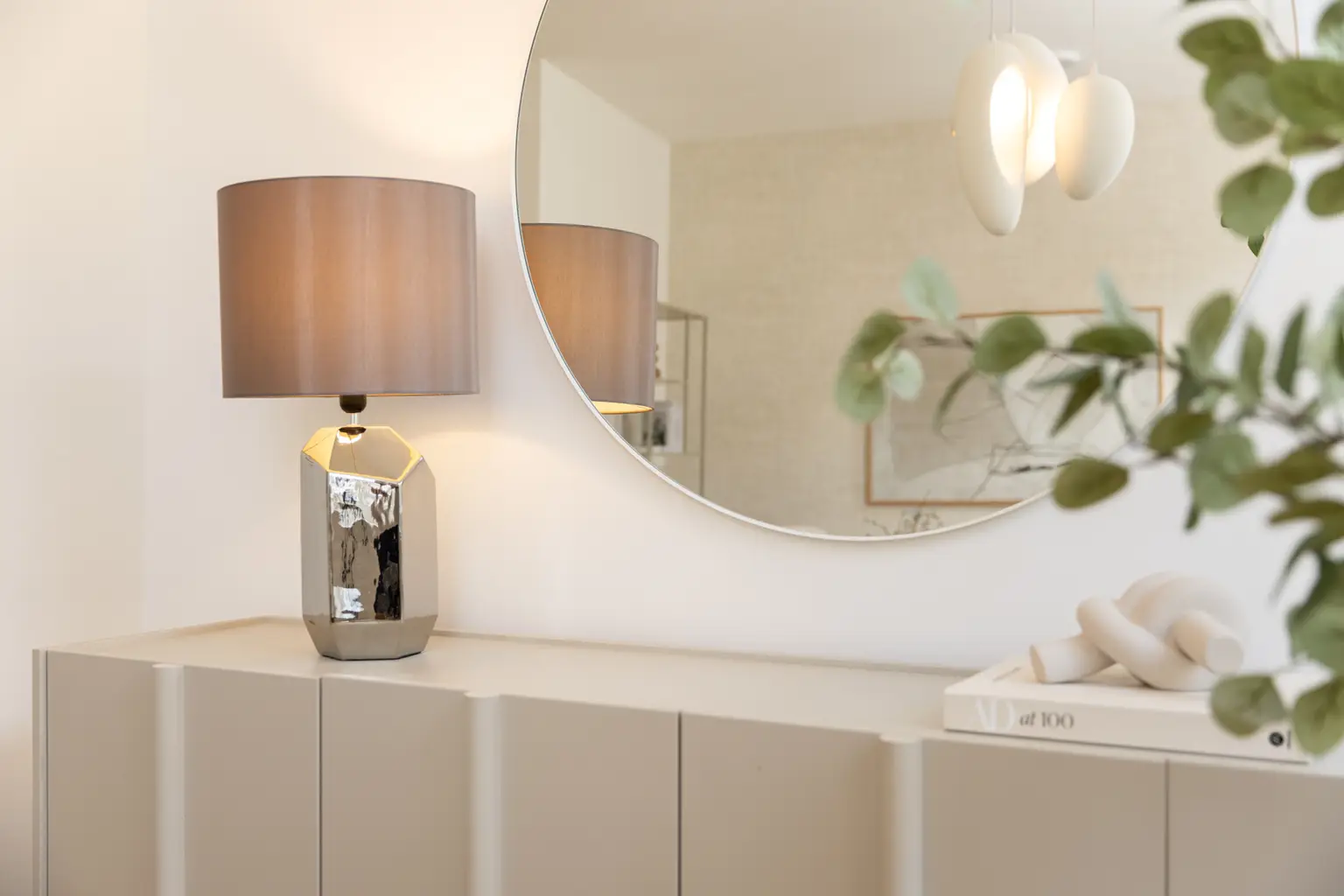 Innenarchitektonisch gestaltete 2-Zimmer-Musterwohnung mit Wohnküche und Terrasse