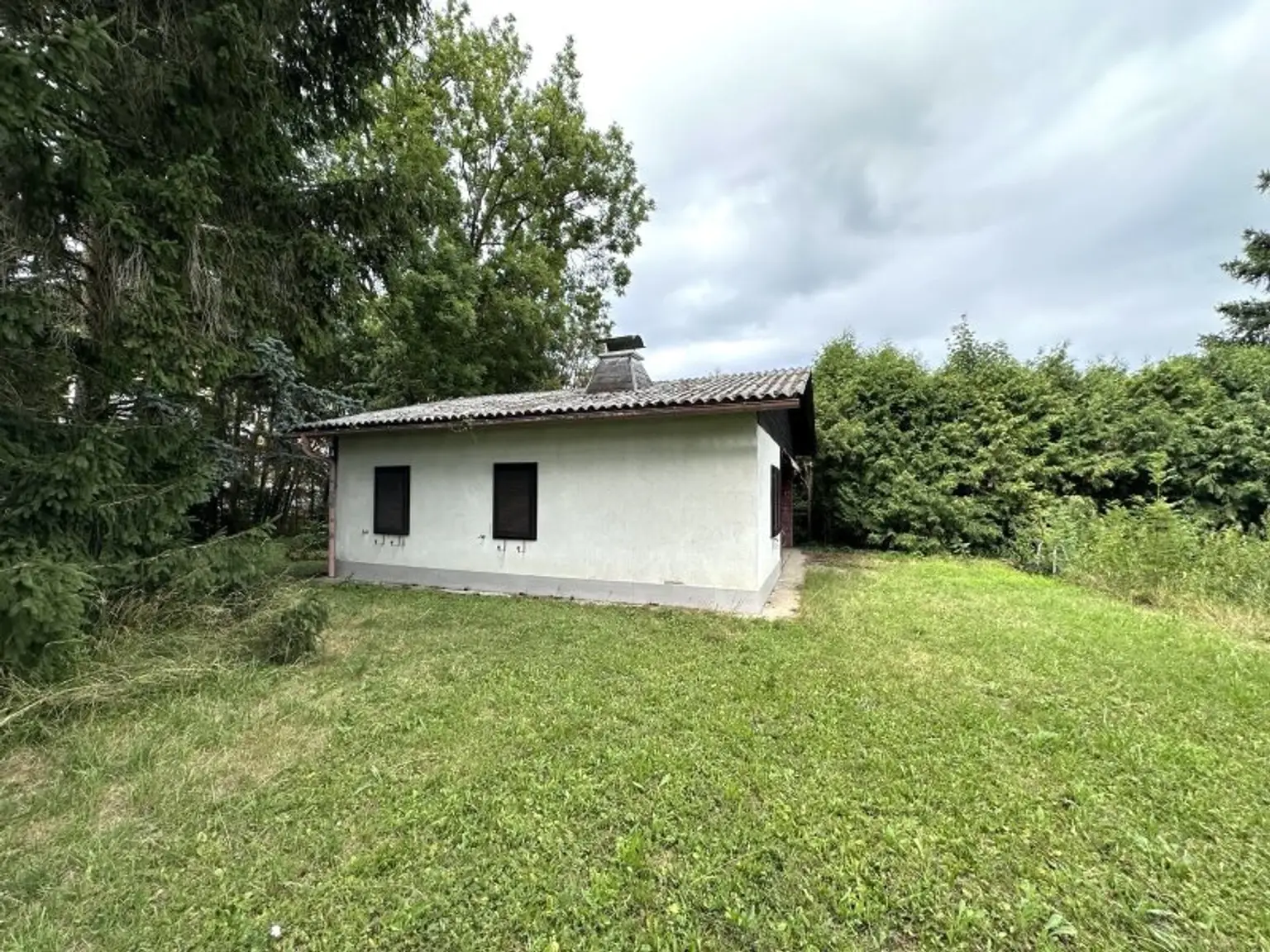 Großes Grundstück mit kleinem Haus (Altbestand) zu verkaufen