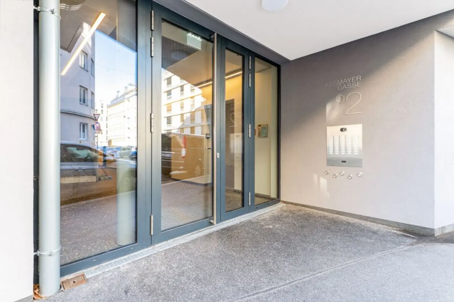 Erstbezug ab Februar! Nähe U6/U4! Helle 2-Zimmer-Wohnung mit Loggia zu vermieten!