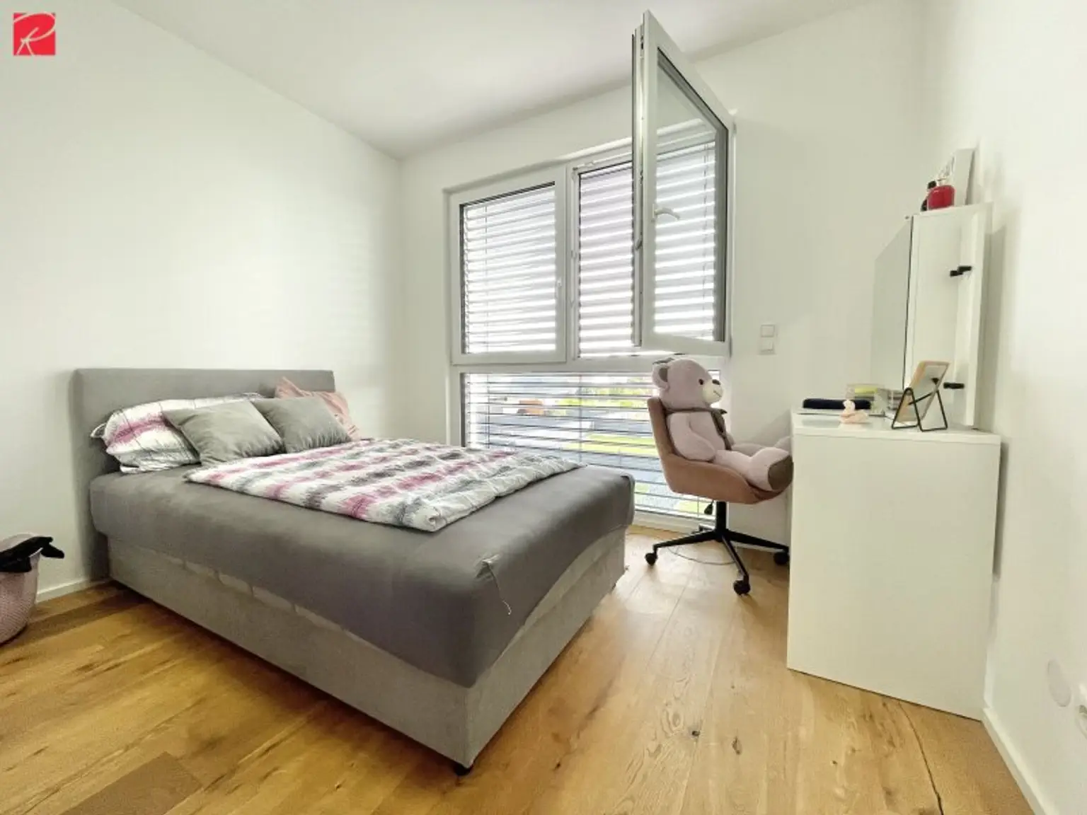 NEUE RAUMAUFTEILUNG: Vier-Zimmer-Wohntraum mit sonnigem Balkon