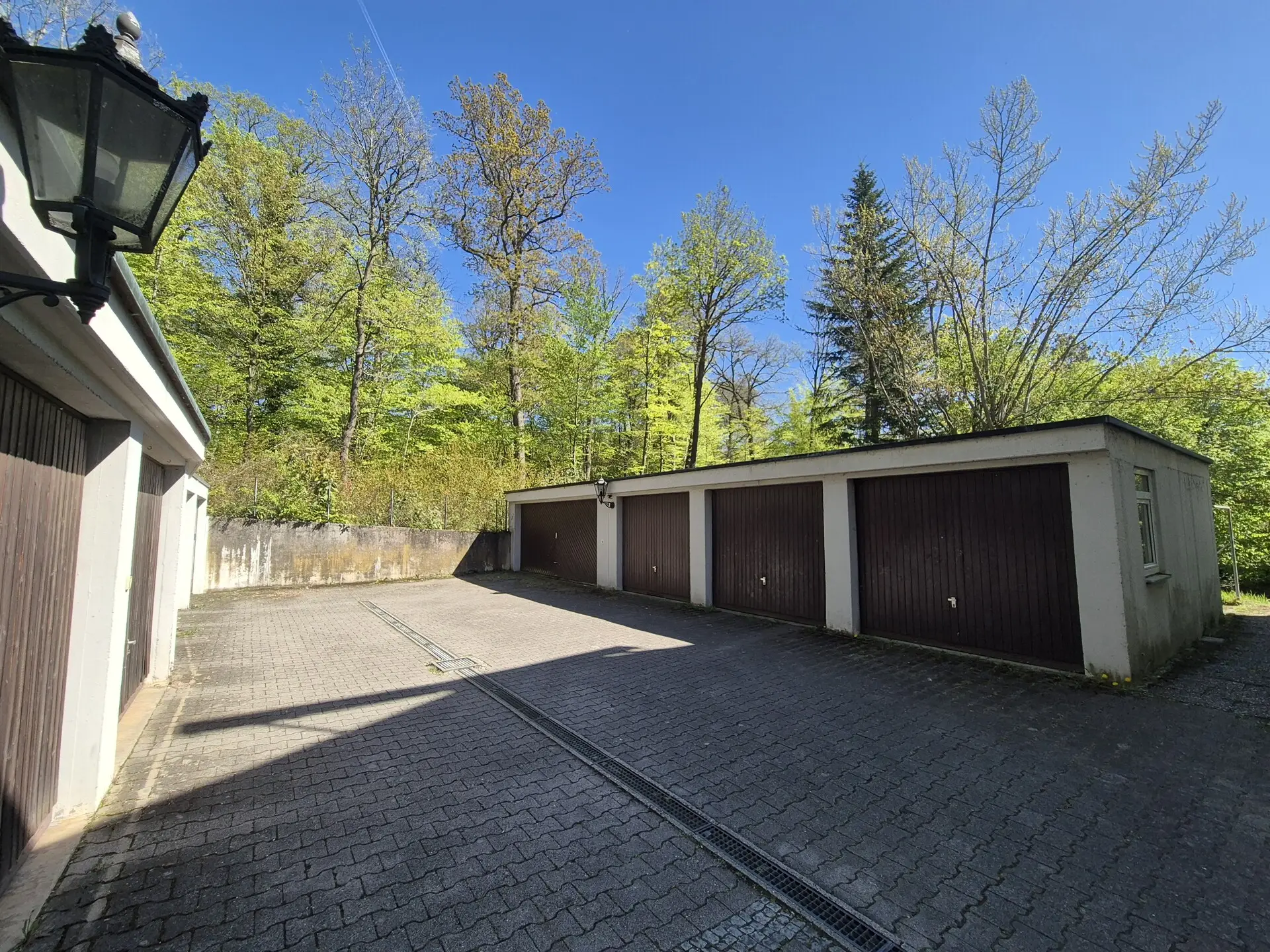 Hof mit Garagen