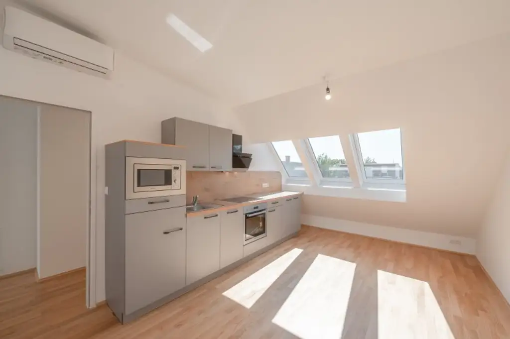 ++NEU++ Hochwertige 2-Zimmer DG-Wohnung mit zwei Balkonen, Ruhelage im Hof!