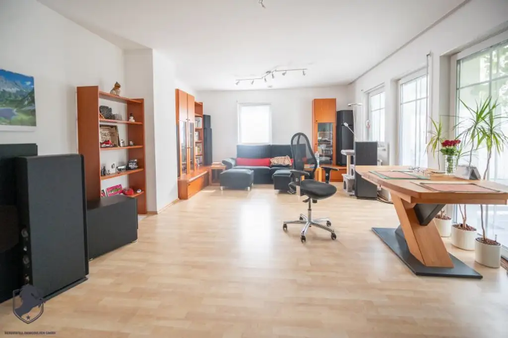 Exklusives Niedrigenergie-Einfamilienhaus mit Vollkeller auf 1.008 m² Grundstück in ruhiger Bestlage von Pixendorf