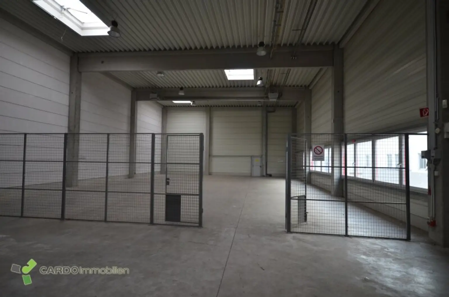 Halle und Lager 425m², 340m², 414m² für Veranstaltungen oder Lager, 2 Gewerbeobjekte nebeneinander mit große Parkplatz, entweder zusammen oder einzeln zu vermieten