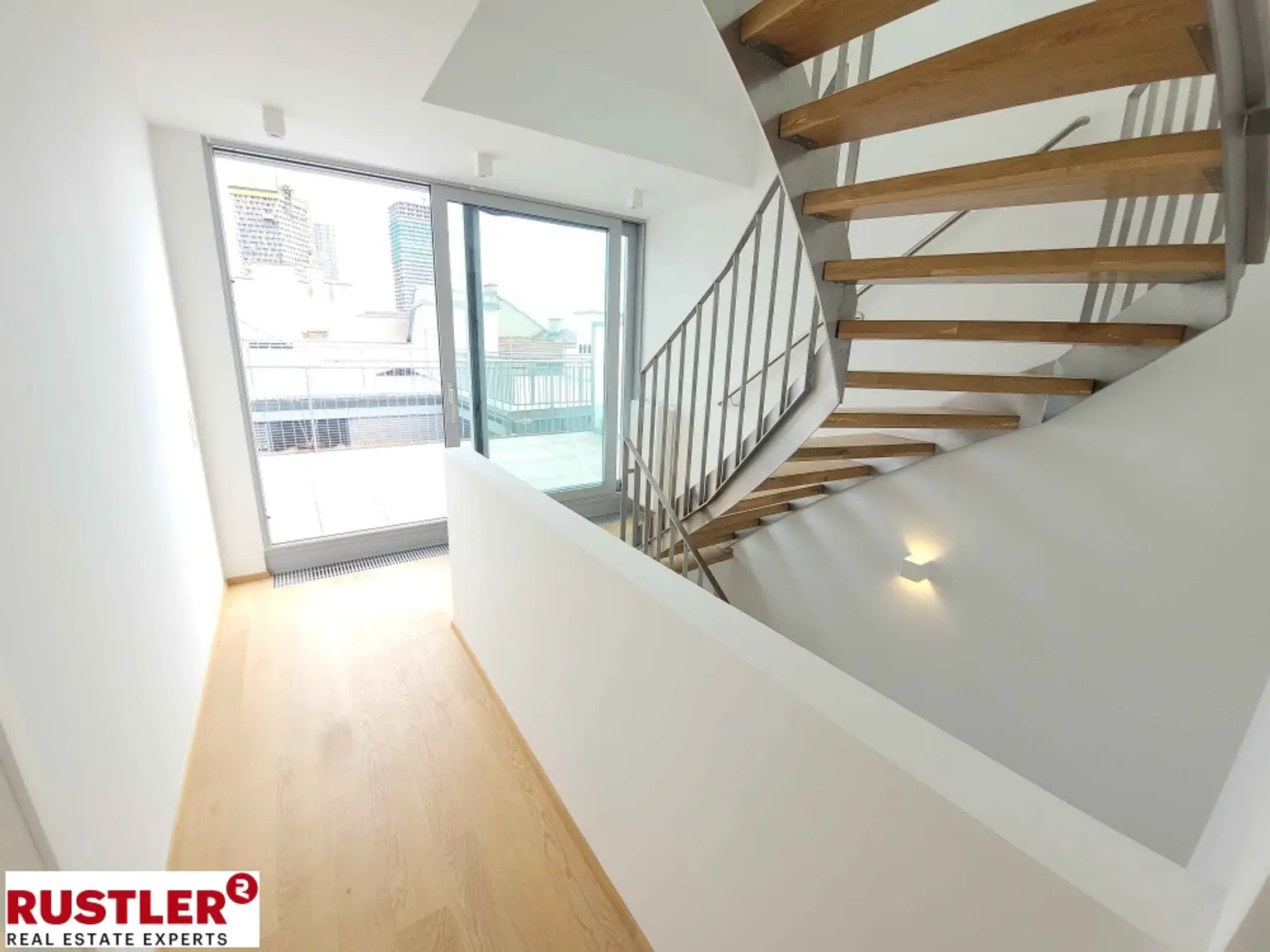 Luxuriöse Dachterrassenwohnung auf 3 Etagen direkt an der U3 - klimatisiert - mit Garage!