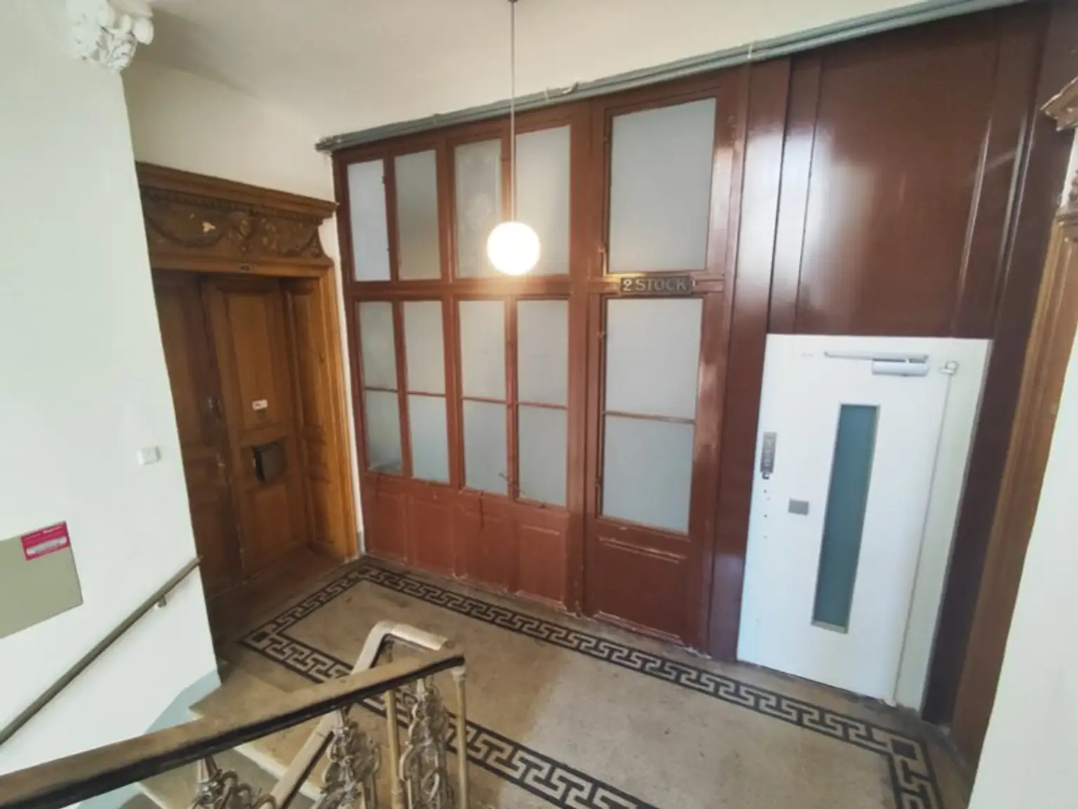Hörlgasse! Großzügige Altbauwohnung zum selbst gestalten im 3. Liftstock in zentraler Citylage!