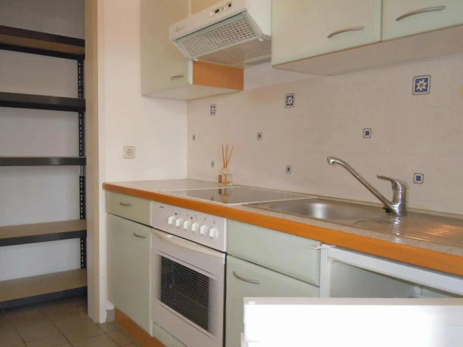 Küche mit Abstellraum