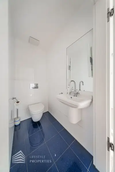 Wunderschöne 5 - Zimmer Wohnung mit Terrasse und Garten