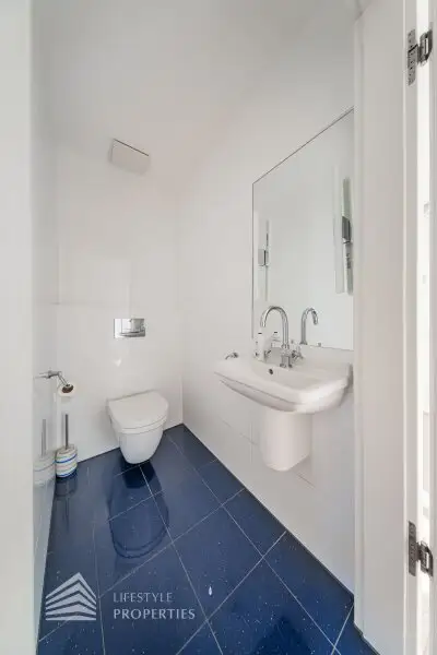 Wunderschöne 5 - Zimmer Wohnung mit Terrasse und Garten