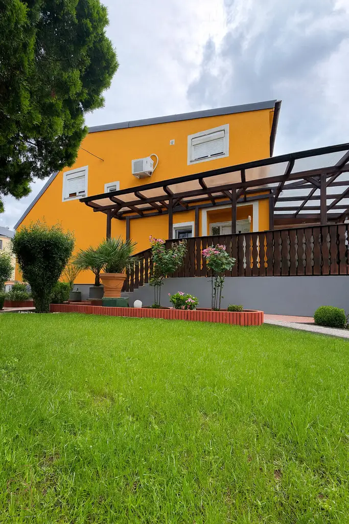 Charmantes Einfamilienhaus mit Einliegerwohnung, Garten und Garage – vielseitig nutzbar