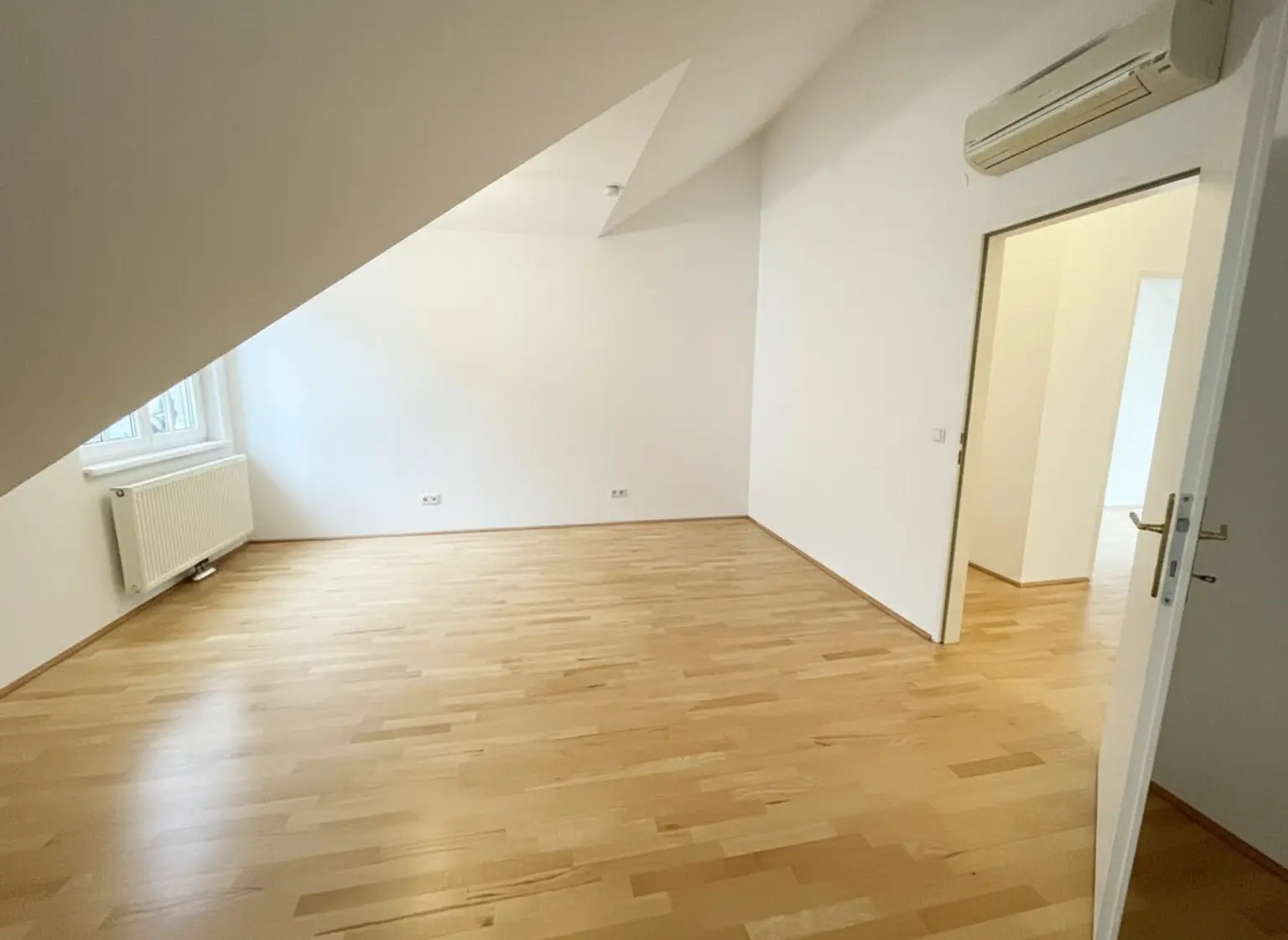 UNBEFRISTET: Klimatisierte 4-Zimmer Wohnung mit Terrasse