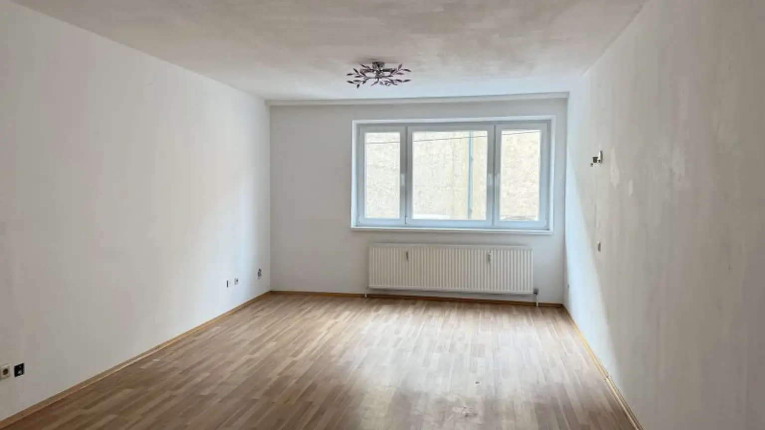 Kirchstetterngasse: 2 Zimmer mit separater Küche (zenral begehbar) im Ersten Liftstock!
