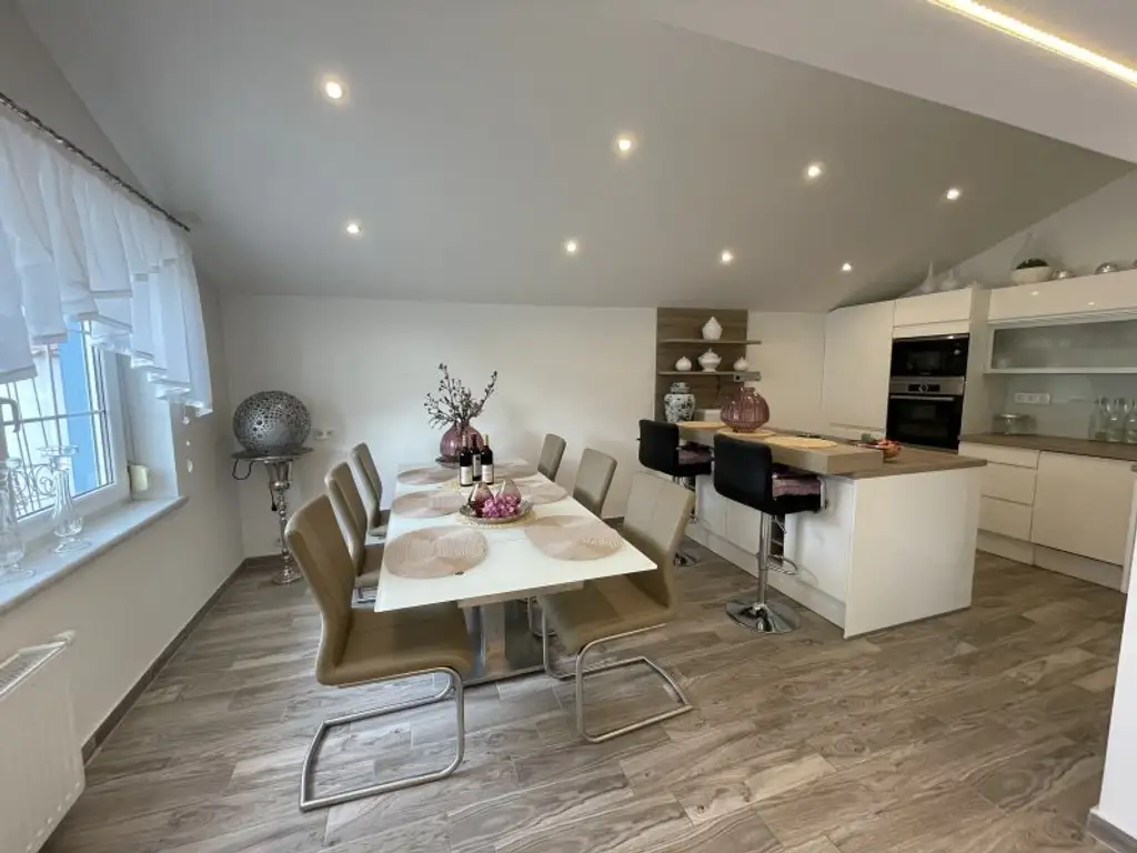 TOP-LIEGENSCHAFT MIT LUXUIÖSEM HAUS UND 2.568 m² GRUND - GRÜNRUHELAGE!