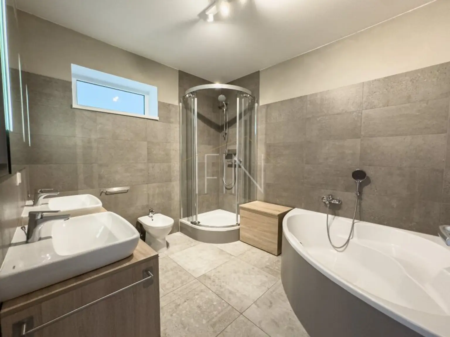 Moderne, sonnige 3-Zimmer-Wohnung mit 50m² Dachterrasse