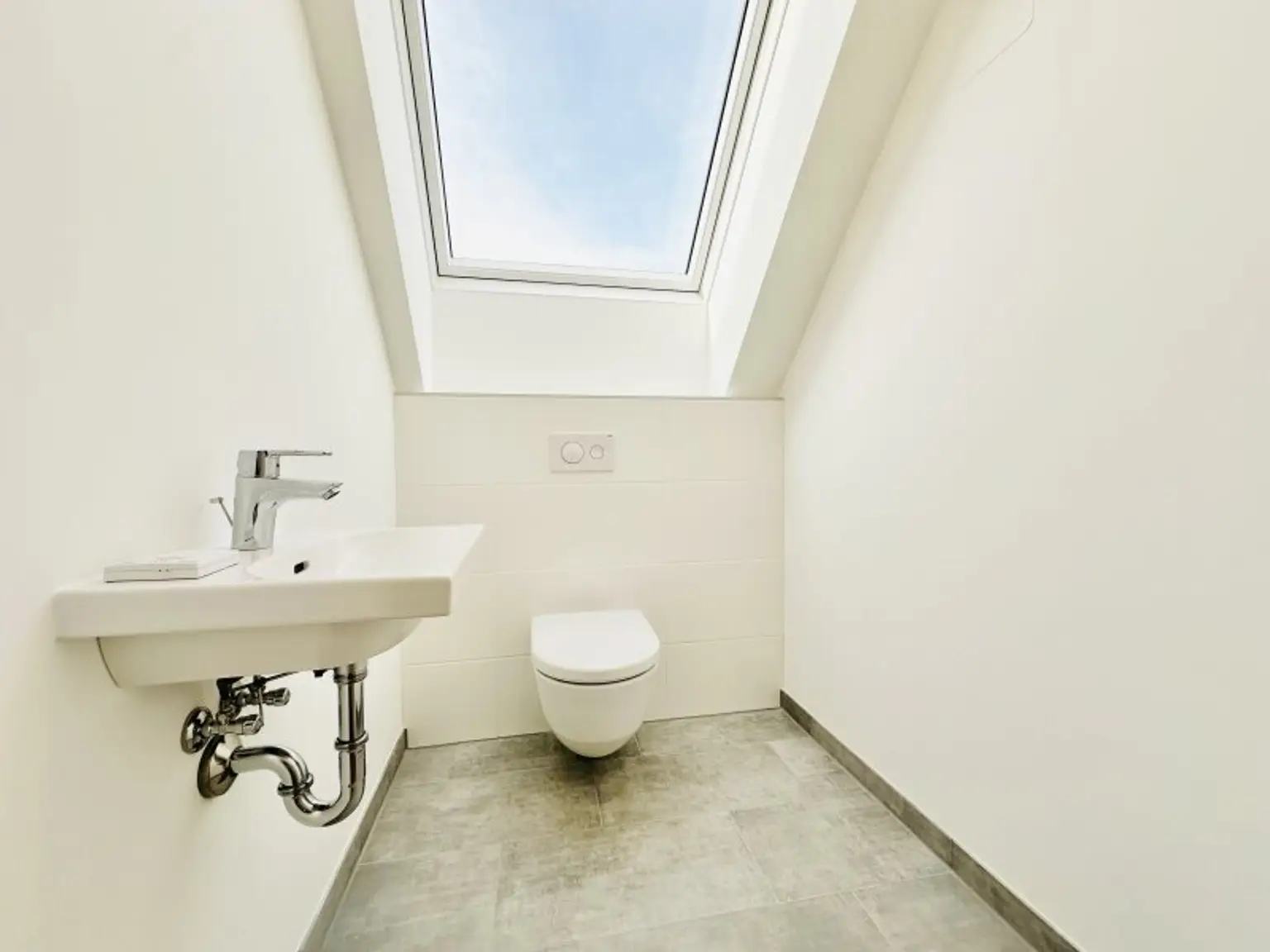 AB SOFORT BEZIEHBAR!! Traumhafte Dachgeschosswohnung inkl. sehr großer Terrasse! Tolle Anbindung - U1 Kagranerplatz!!