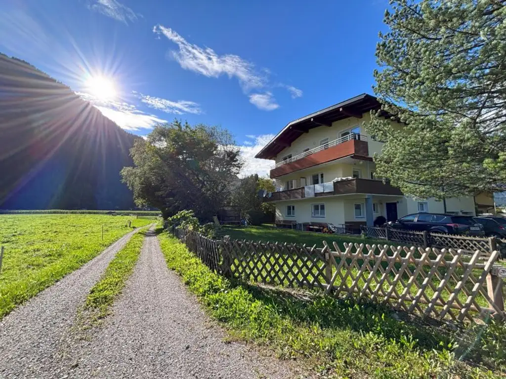 Schlitters: Kernsanierte Dachgeschosswohnung mit Südbalkon, Garten und traumhafter Aussicht