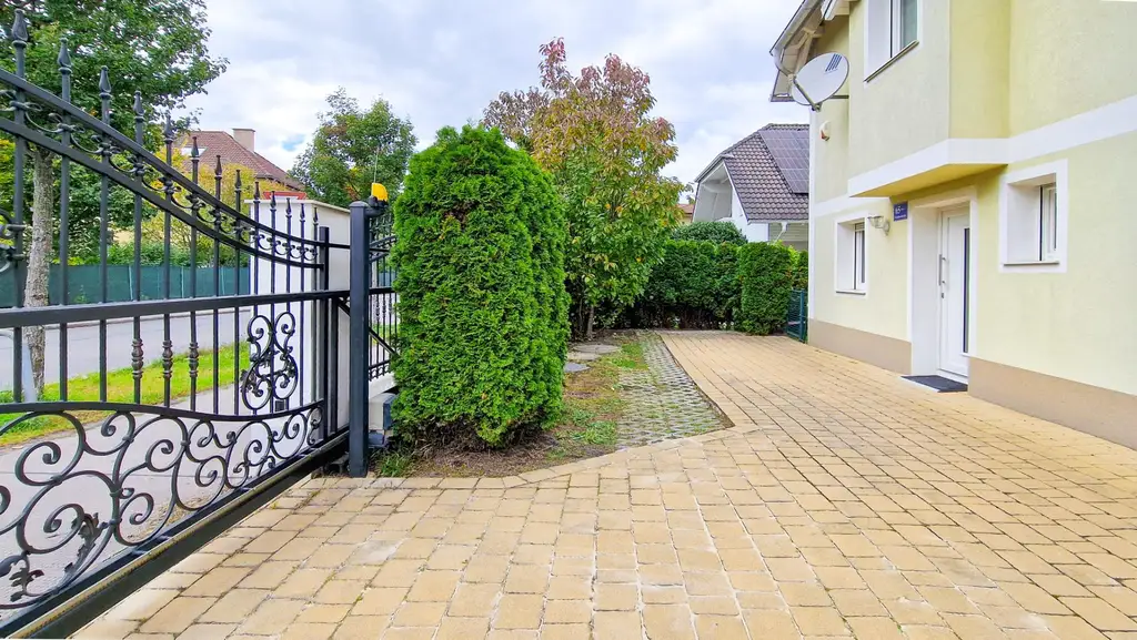 Niedrigenergie-Doppelhaushälfte in Mauer. 5 Zimmer, Terrasse, Garten und Autostellplatz