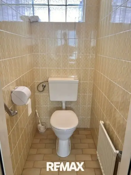 separates WC