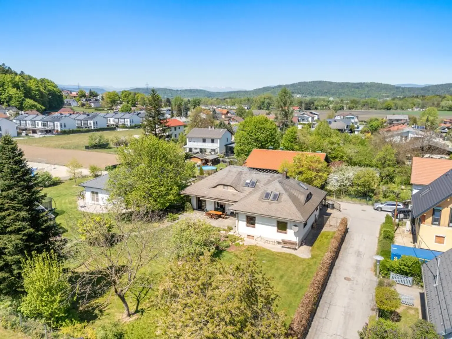 Schöner, gepflegter 270m² Bungalow mit 2 Wohnungen und 1.318m² Grund in Viktring in ruhiger sonniger Aussichtslage!