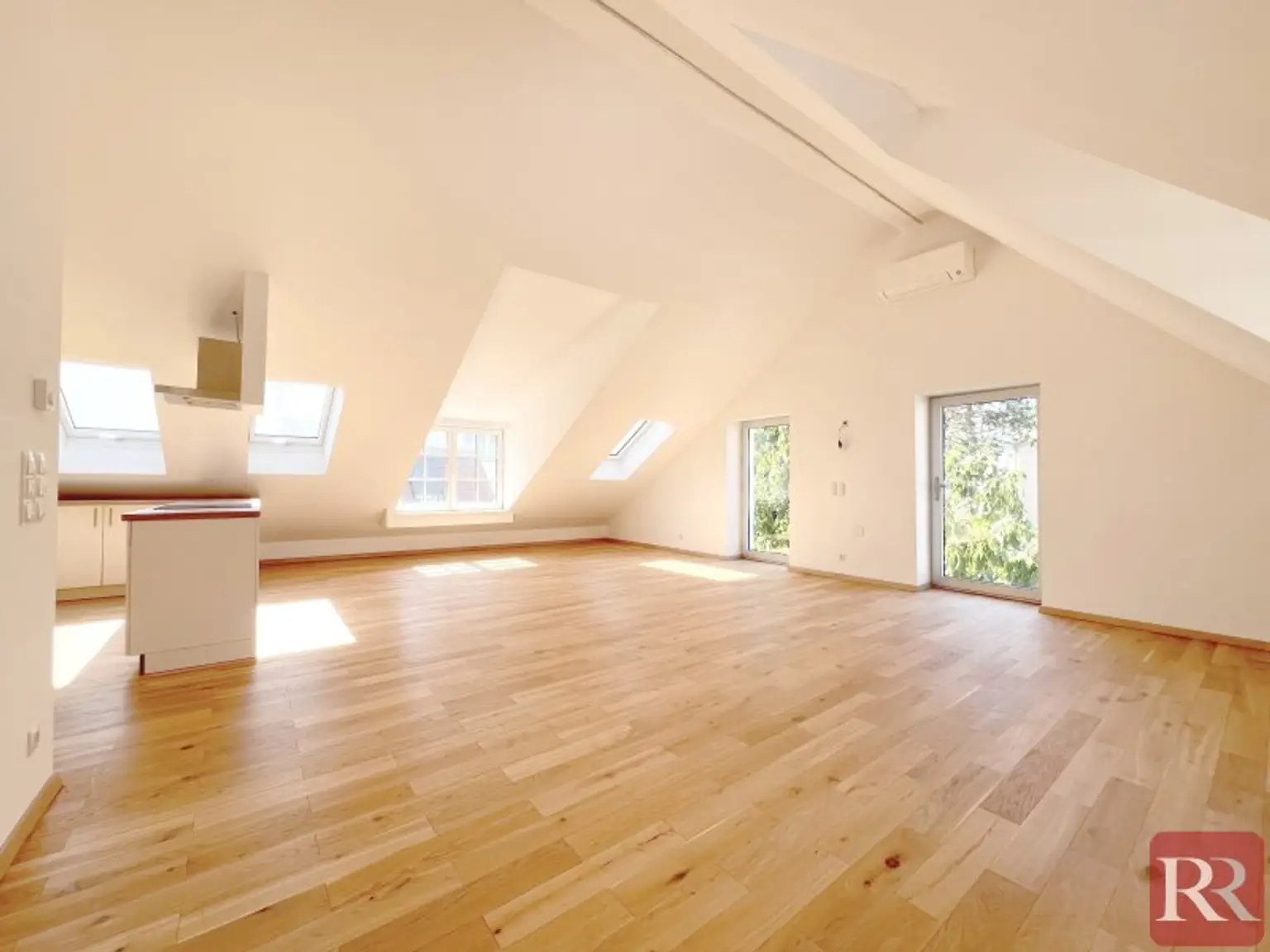 Moderne Dachgeschosswohnung mit hochwertiger Ausstattung und zentraler Lage