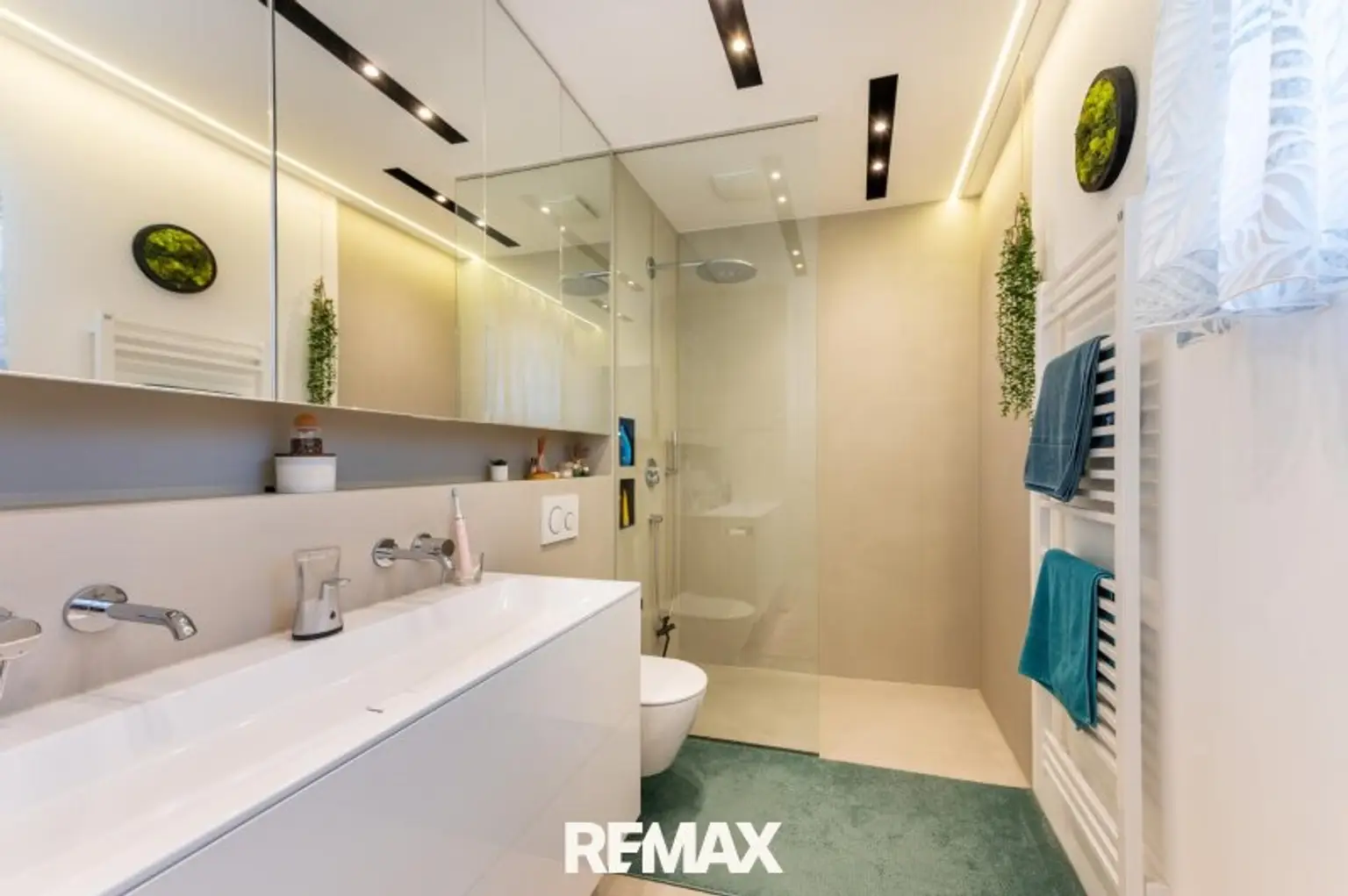 Badezimmer mit Walk in Dusche