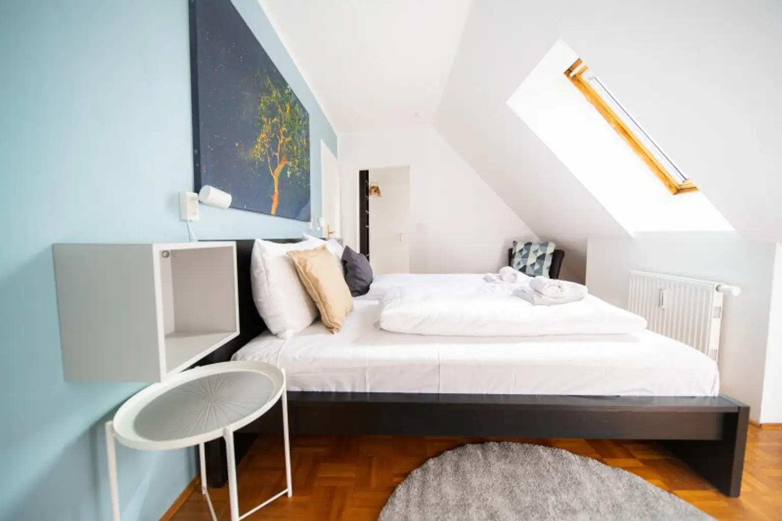 Charmante und helle Masionette-Wohnung ! Wunderschön möbliert !