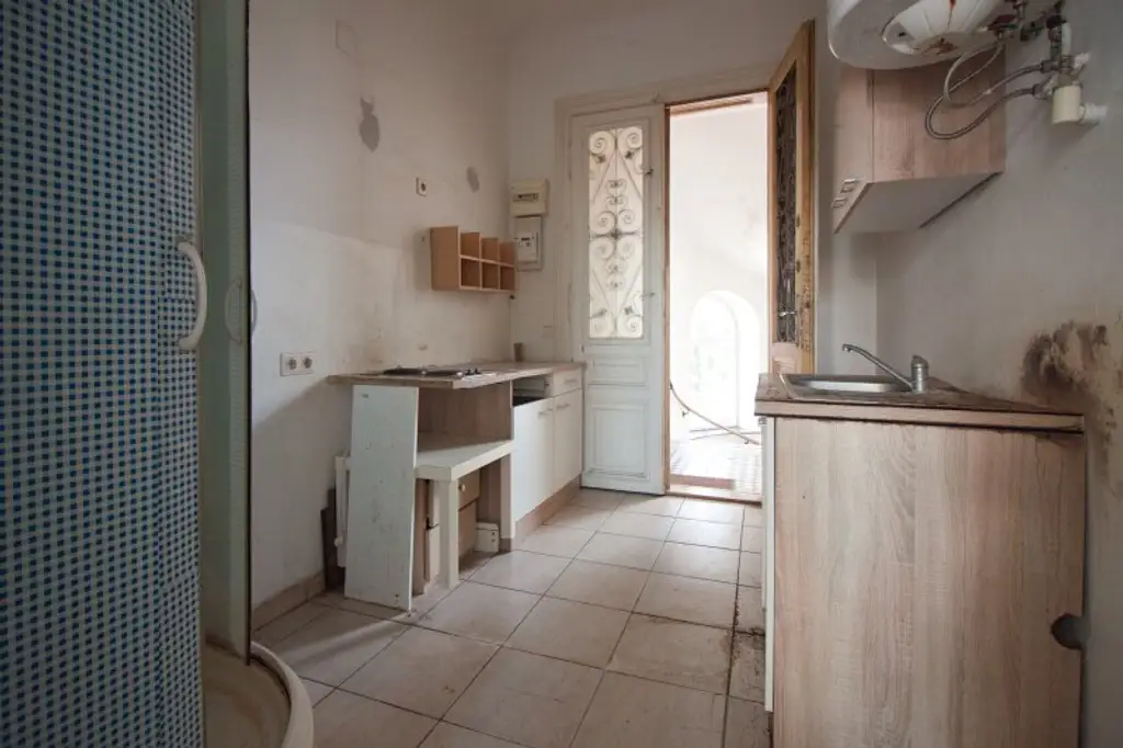 Sanierungsbedürftige Garconniere | ruhige Wohngegend  | 4. Stock mit Lift