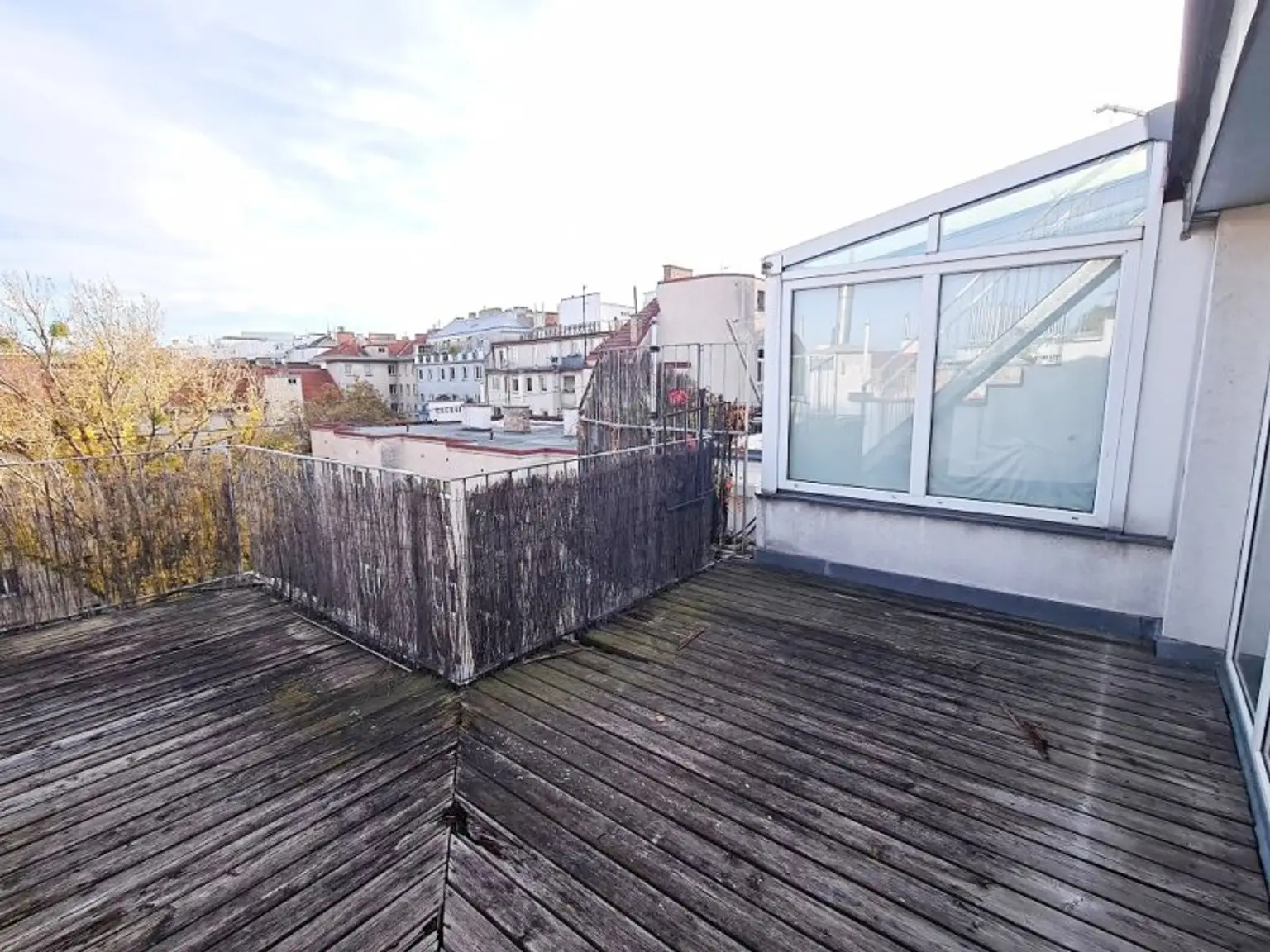 TERRASSENHIT, DACHGESCHOSS, 138 m2 Maisonette mit 45 m2 Terrasse, 3 Zimmer, Wohnküche, Wannenbad, Rembrandtstraße