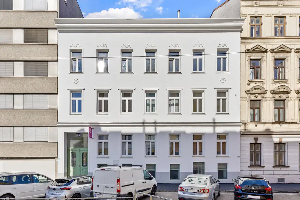 Sanierungsbedürftige Altbauwohnung inklusive Balkon