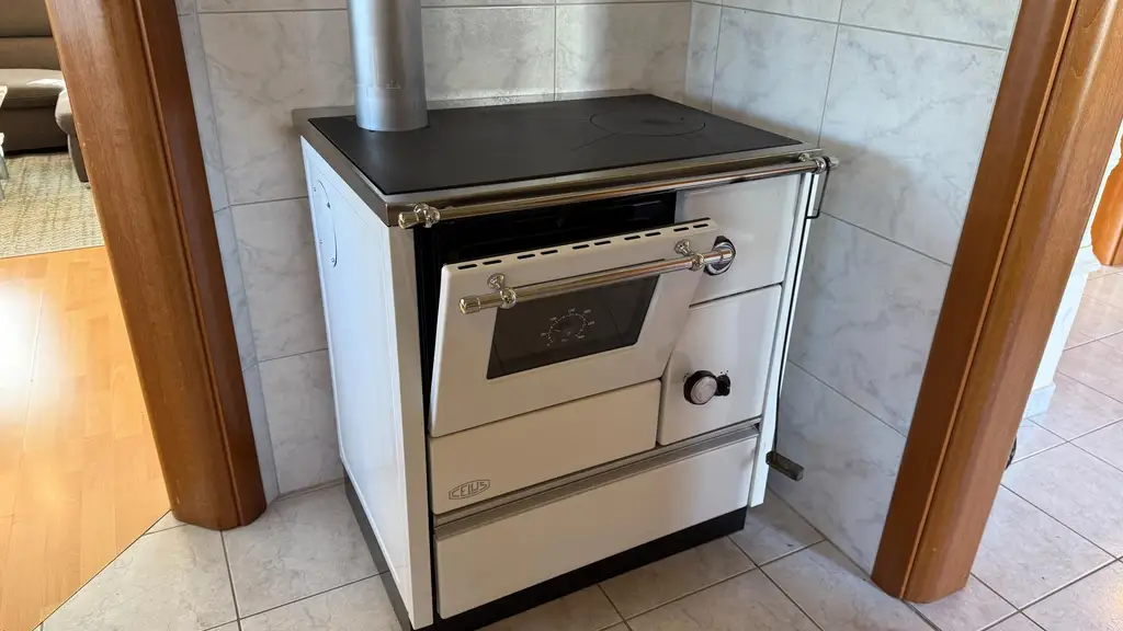 Bezugsfertiges Fertigteilhaus auf einem sonnigen Grundstück