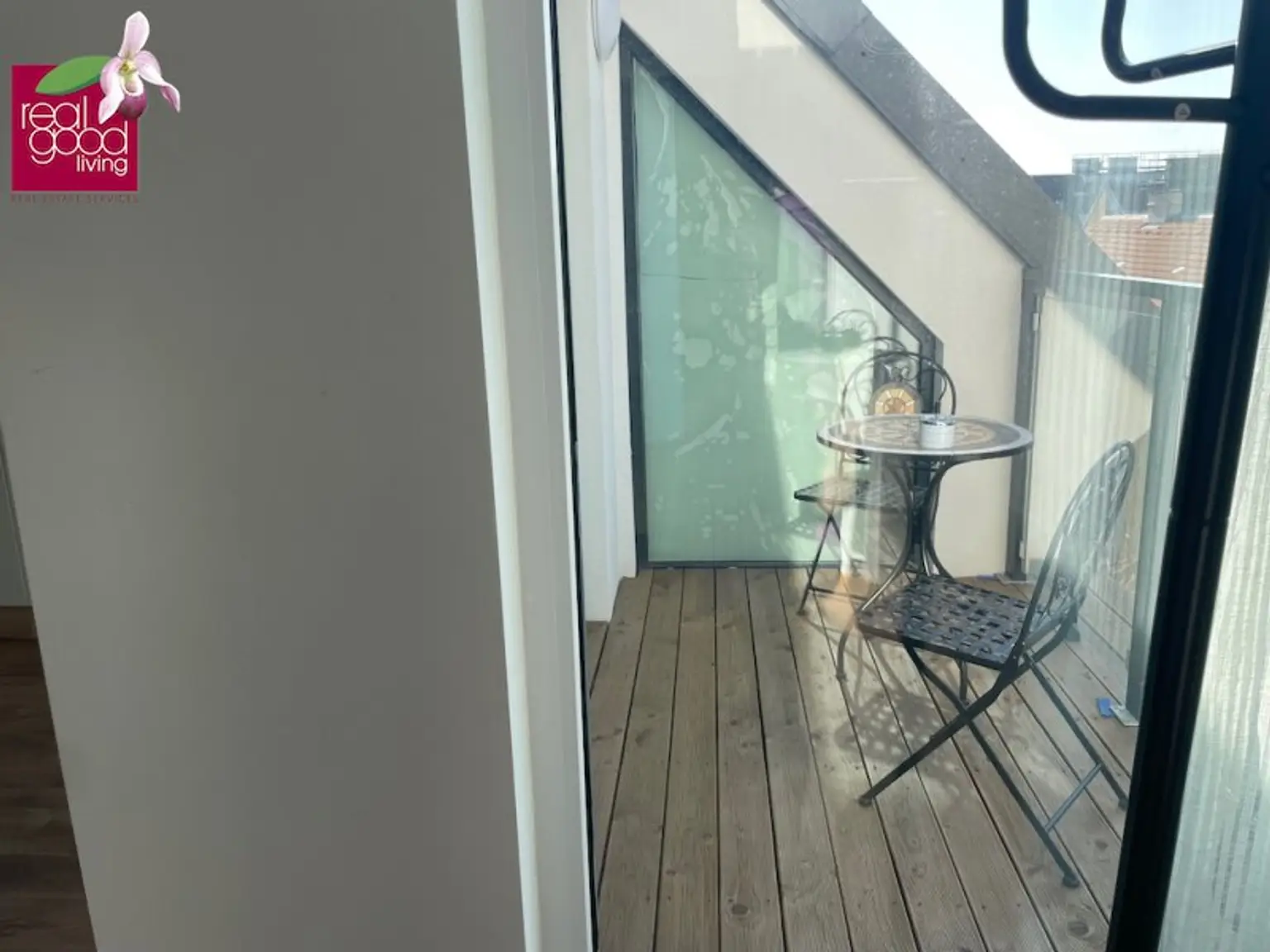 Neubau-Apartment mit Loggia in repräsentativem Gründerzeithaus