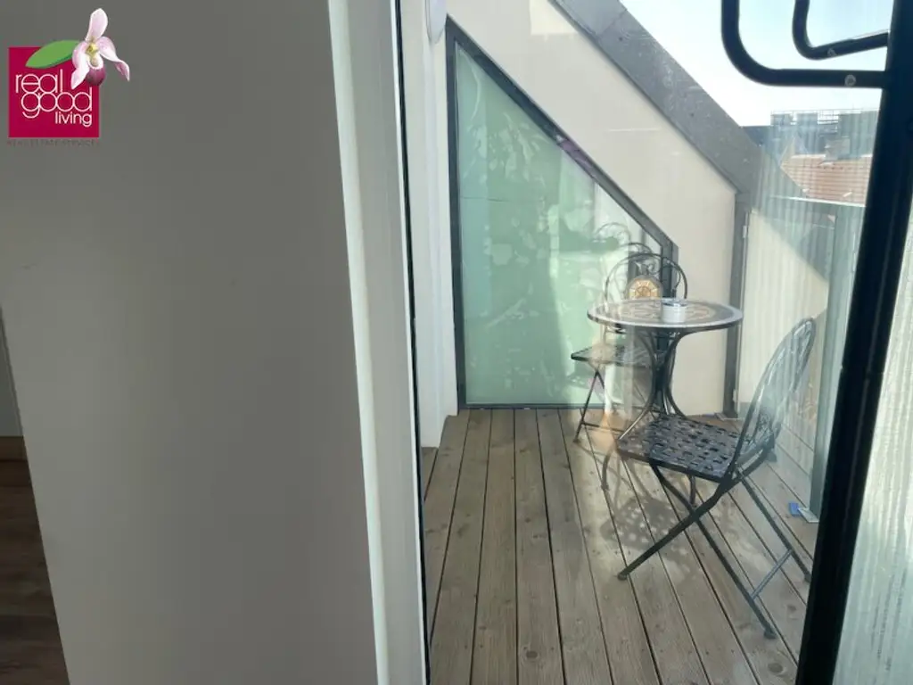 Neubau-Apartment mit Loggia in repräsentativem Gründerzeithaus