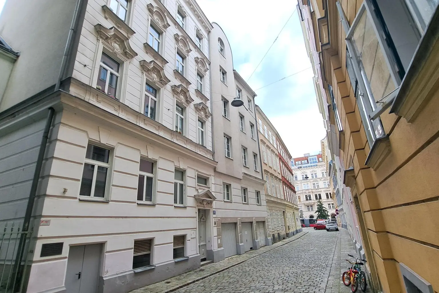 Wohnen mit Wiener Charme – gemütliche 2-Zimmer-Wohnung im Roten Hof, Garagenbox verfügbar