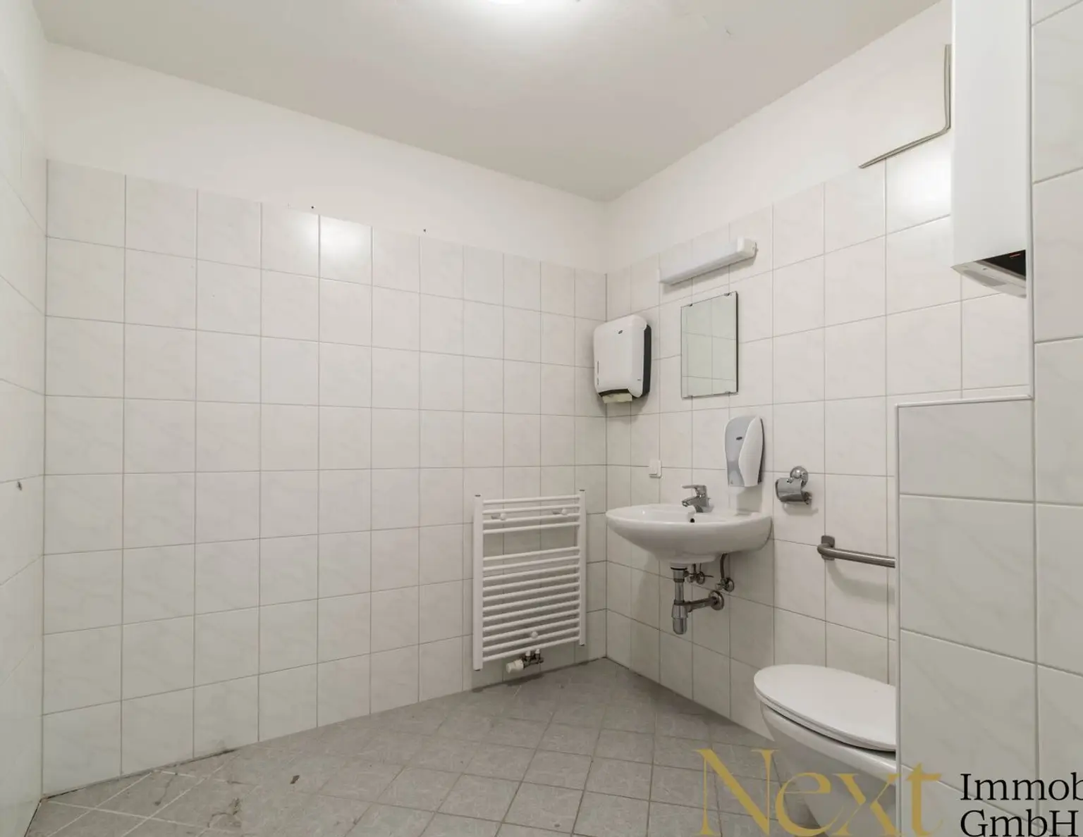 3 MONATE MIETFREI! Helle Büro-/Praxisfläche mit Loggia und Küche in Laakirchen zu vermieten!