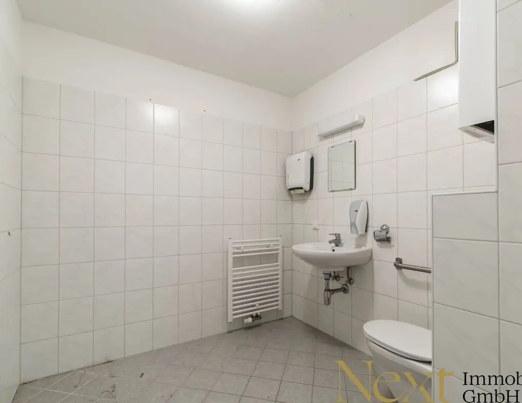 3 MONATE MIETFREI! Helle Büro-/Praxisfläche mit Loggia und Küche in Laakirchen zu vermieten!